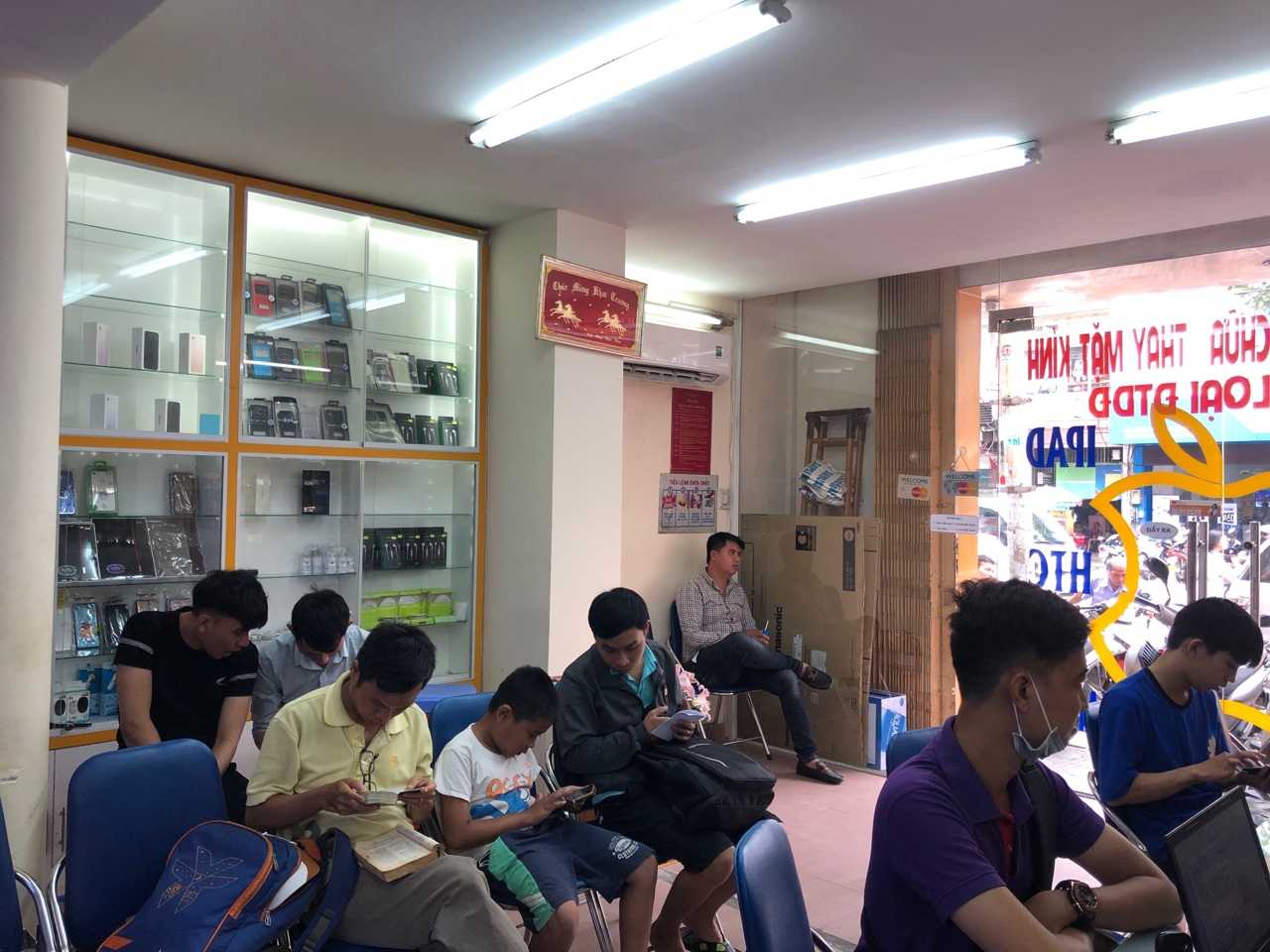Hình ảnh khách đến với trung tâm Thuận Phát Mobile