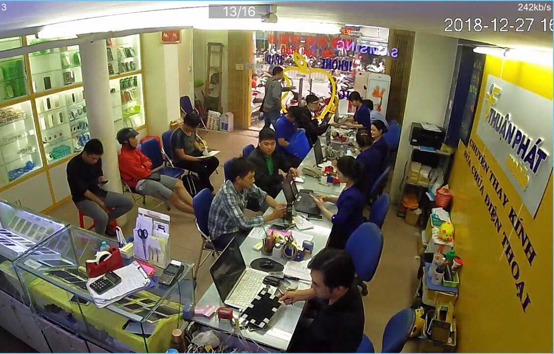 Hình ảnh khách hàng đến sửa điện thoại tại trung tâm Thuận Phát Mobile