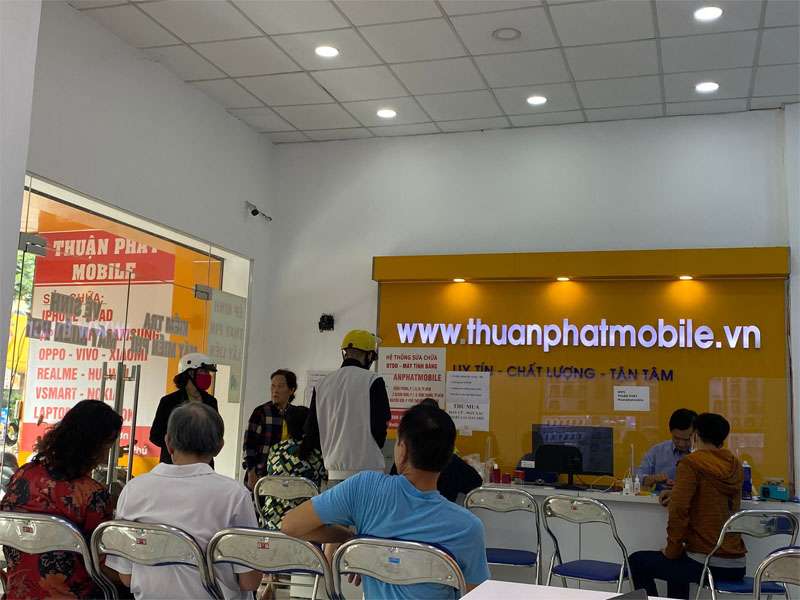 Hình ảnh khách hàng tại chi nhánh 3 Thuận Phát Mobile 