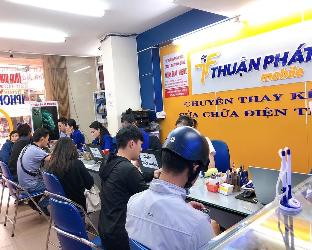 Hình ảnh quý khách hàng đến Chi nhánh 1 Thuận Phát Mobile sửa điện thoại