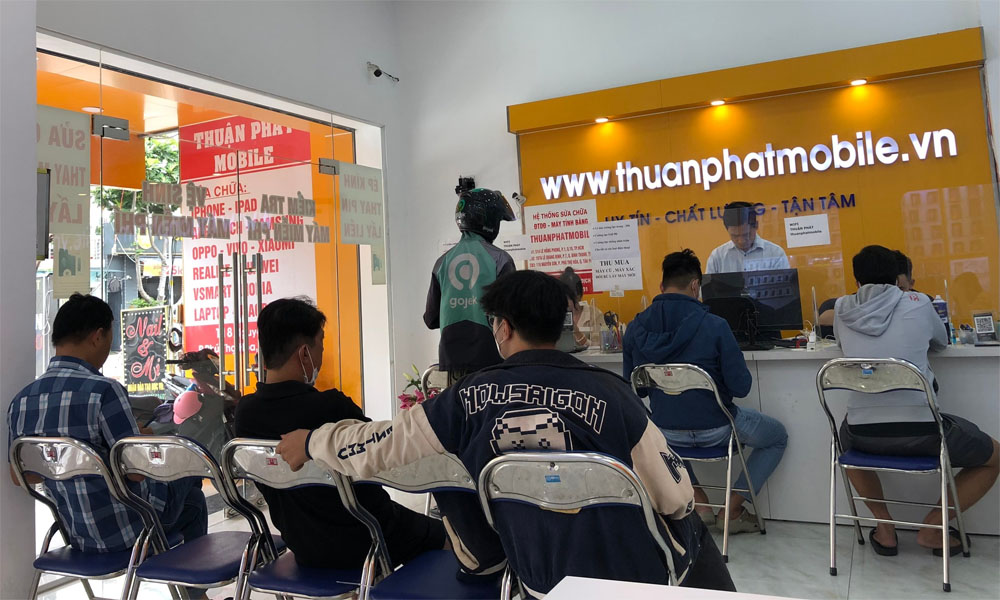 Hình ảnh khách hàng tại chi nhánh 3 Thuận Phát Mobile