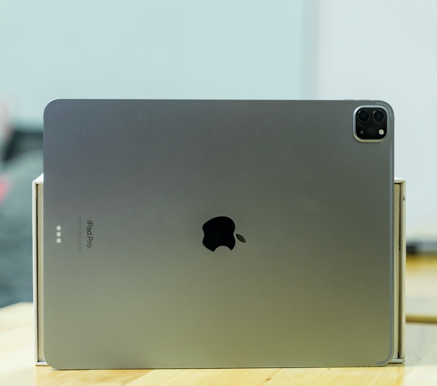 iPad Pro M2 12.9 inch bị treo táo