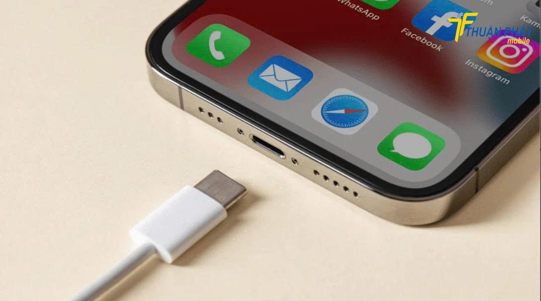 iPhone 15 Plus lỗi không sạc được
