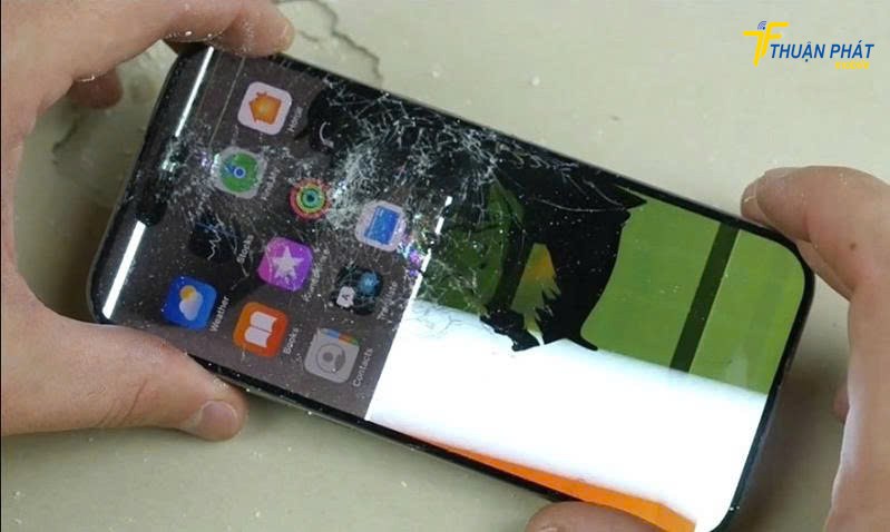 iPhone 15 Pro bị bể màn hình