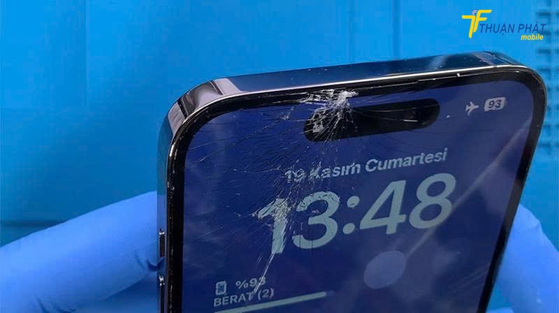 iPhone 15 Pro bị vỡ màn hình
