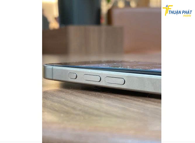 iPhone 15 Pro lỗi phù pin
