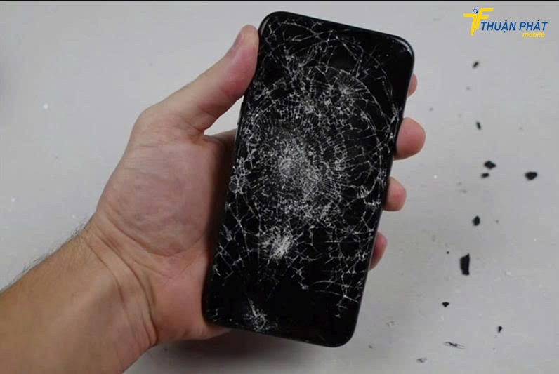 iPhone 15 Pro Max bị bể màn hình
