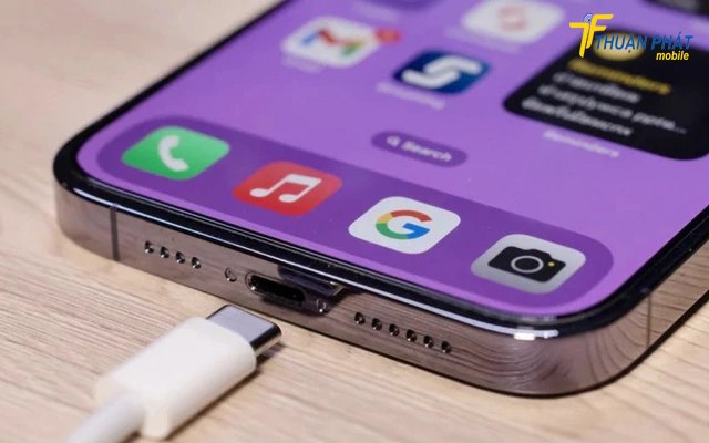 iPhone 15 Pro Max không nhận cáp sạc