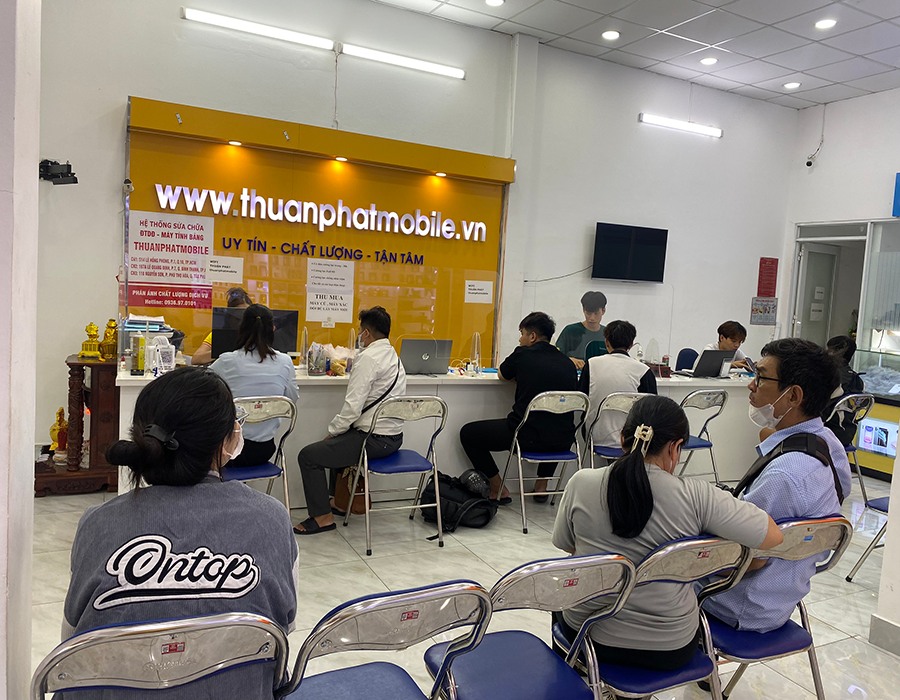 Khách hàng tại Chi nhánh 3 Thuận Phát Mobile