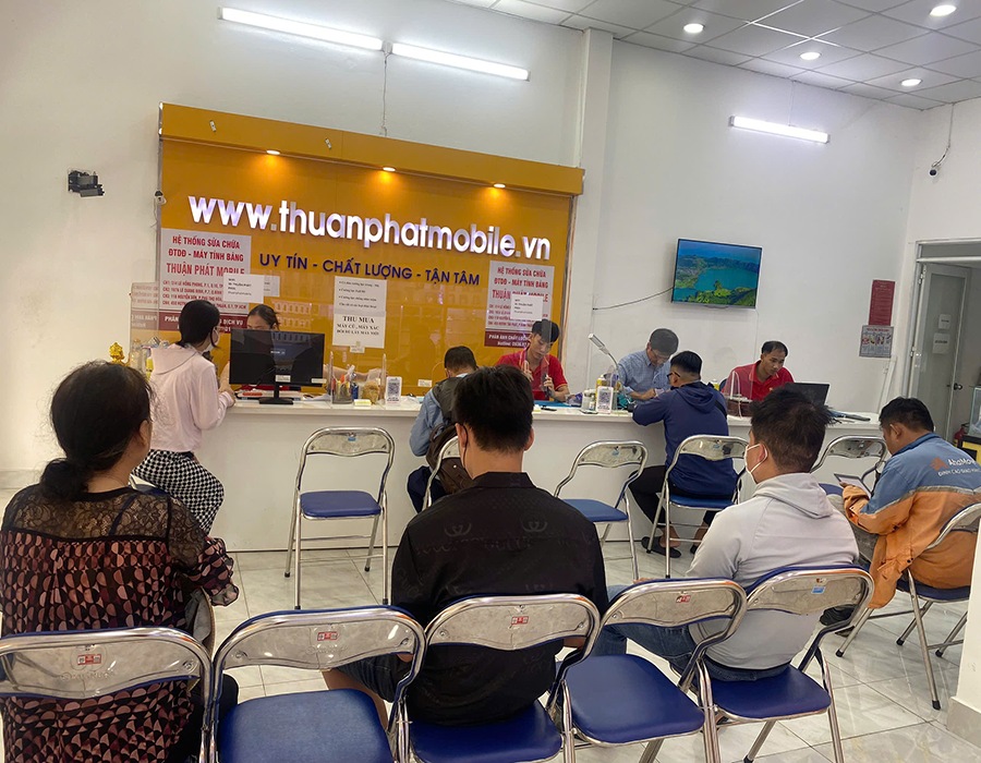 Khách hàng tại Chi nhánh 3 Thuận Phát Mobile