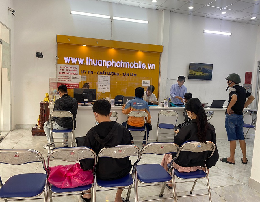 Hình ảnh khách hàng tại chi nhánh 3 Thuận Phát Mobile