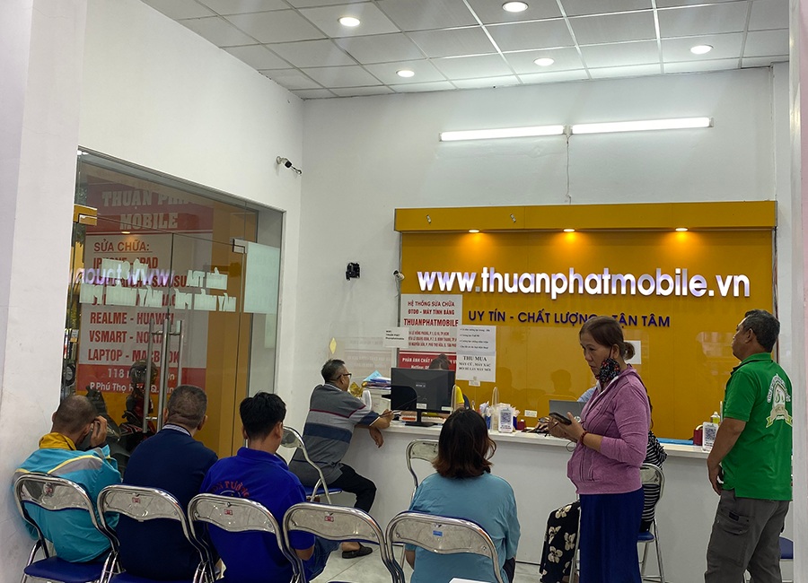 Khách hàng tại Chi nhánh 3 Thuận Phát Mobile