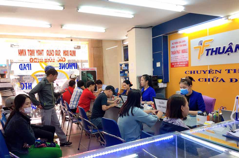 Khách hàng đang được tư vấn sửa máy tại Thuận Phát Mobile