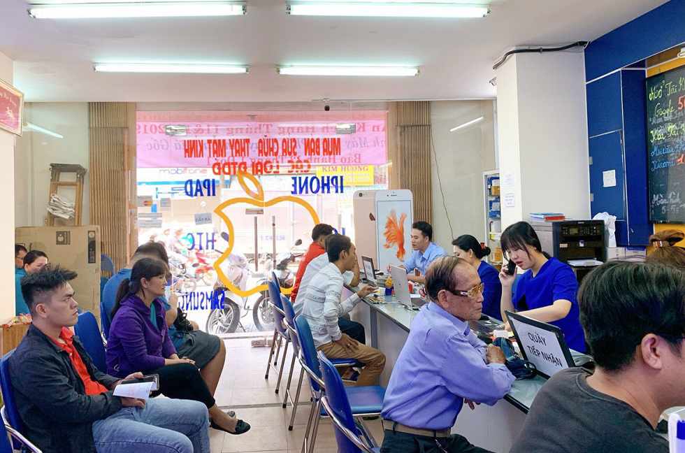 Khách hàng đang sửa điện thoại tại Thuận Phát Mobile