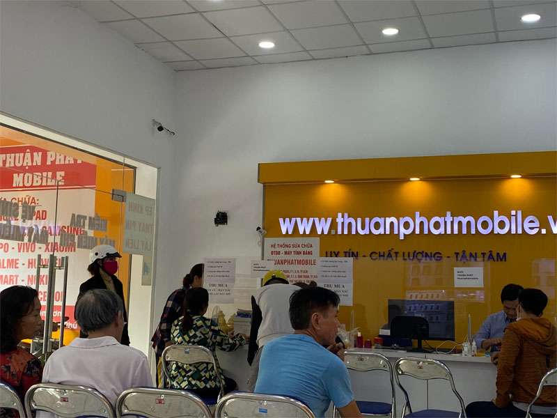 Khách hàng đến chi nhánh 3 Thuận Phát Mobile để sửa máy