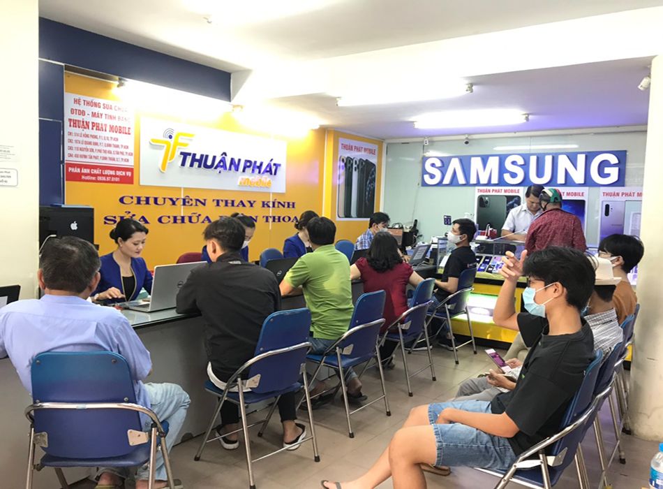 Khách hàng đến cửa hàng Thuận Phát Mobile kiểm tra điện thoại
