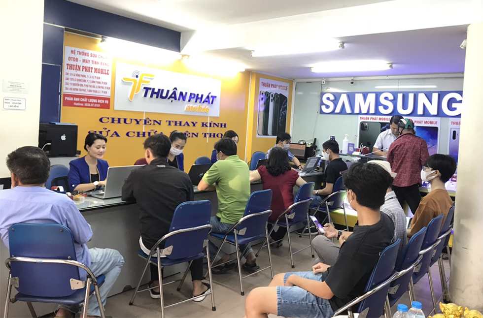 Khách hàng đến Hệ thống Thuận Phát Mobile sửa điện thoại