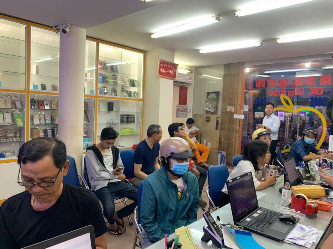 Khách hàng đến sửa chữa điện thoại tại Thuận Phát Mobile