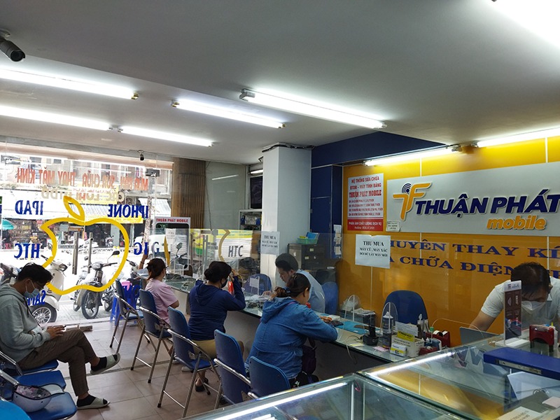 Khách hàng đến sửa chữa máy tại Thuận Phát Mobile