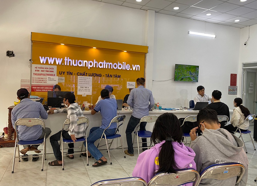 Khách hàng đến sửa điện thoại tại chi nhánh Nguyễn Sơn Tân Phú