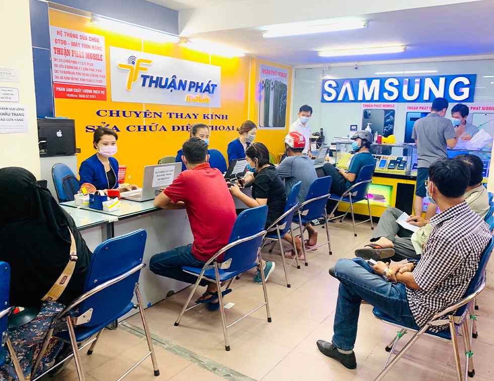 Khách hàng đến sửa điện thoại tại Hệ thống Thuận Phát Mobile