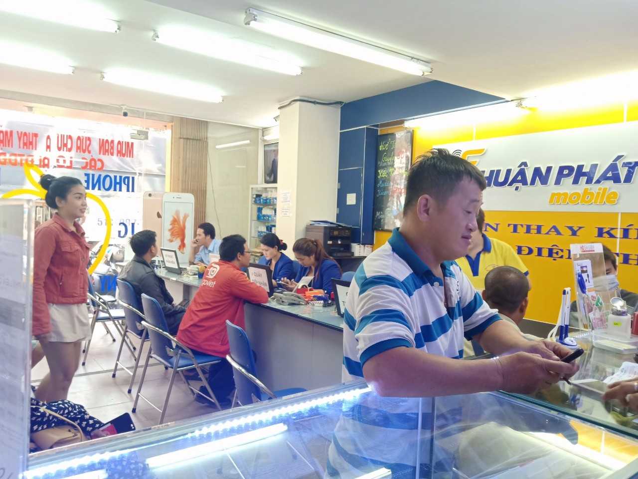 Khách hàng đến sửa điện thoại Vivo tại Thuận Phát Mobile