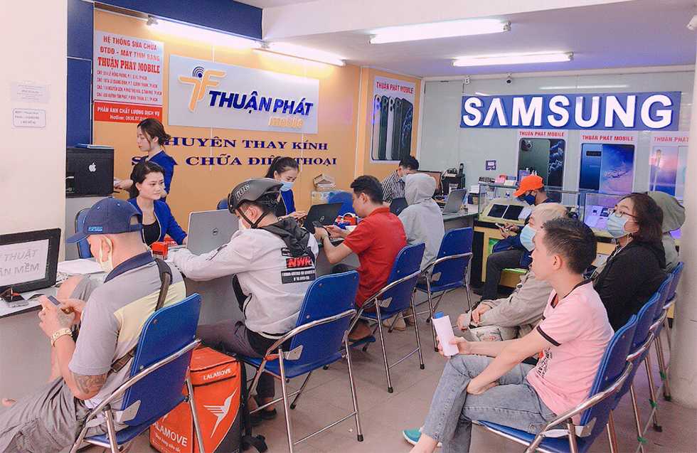 Khách hàng đến Thuận Phát Mobile để được tư vấn sửa chữa điện thoại