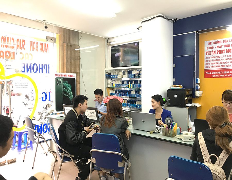 Khách hàng đến Thuận Phát Mobile để kiểm tra lỗi trên điện thoại
