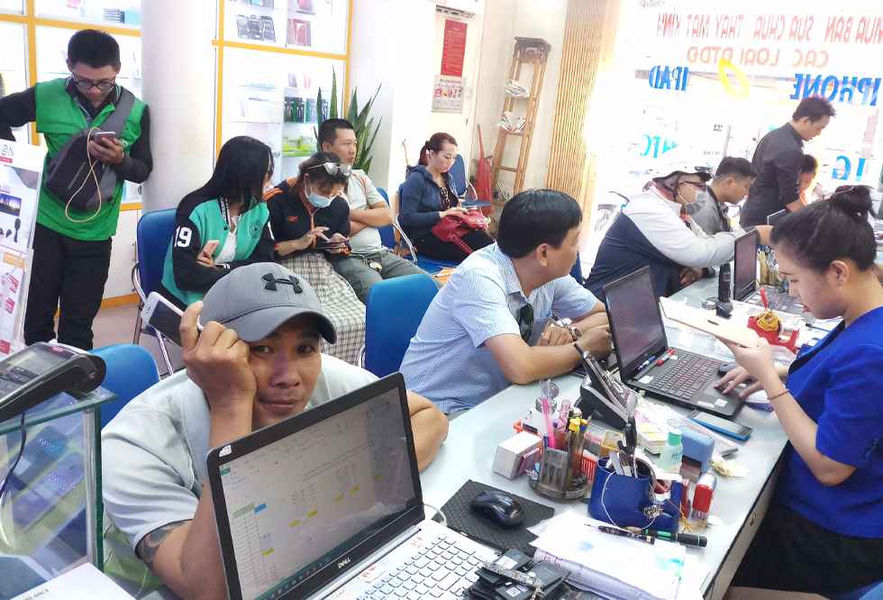 Khách hàng đến Thuận Phát Mobile để sửa chữa điện thoại