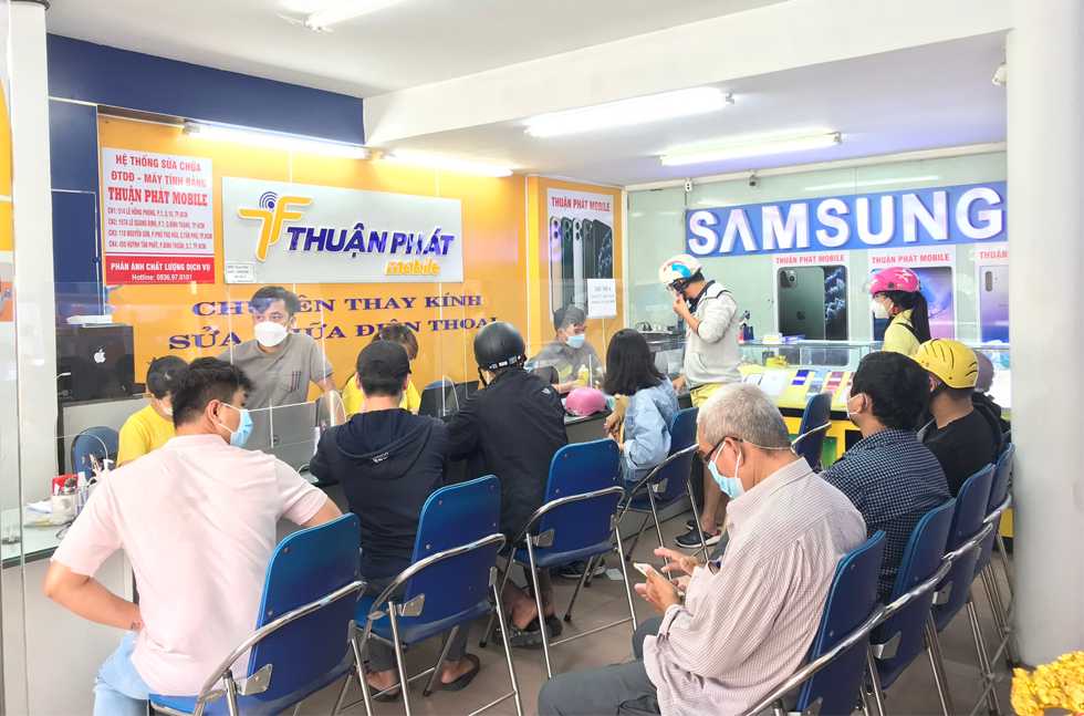 Khách hàng đến Thuận Phát Mobile để sửa điện thoại
