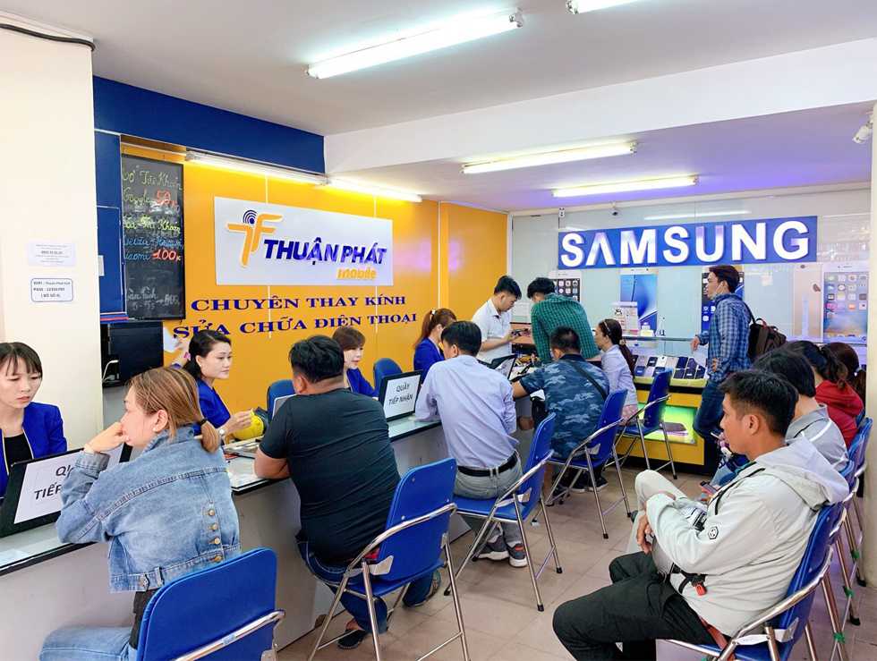 Khách hàng đến Thuận Phát Mobile được kiểm tra máy miễn phí