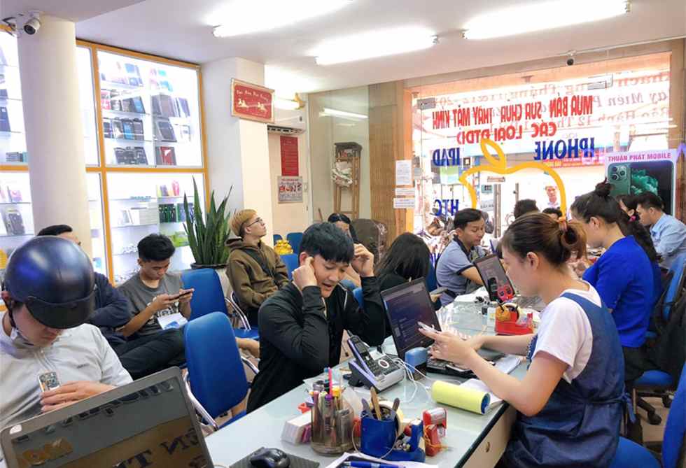 Khách hàng đến Thuận Phát Mobile được kiểm tra và vệ sinh máy miễn phí