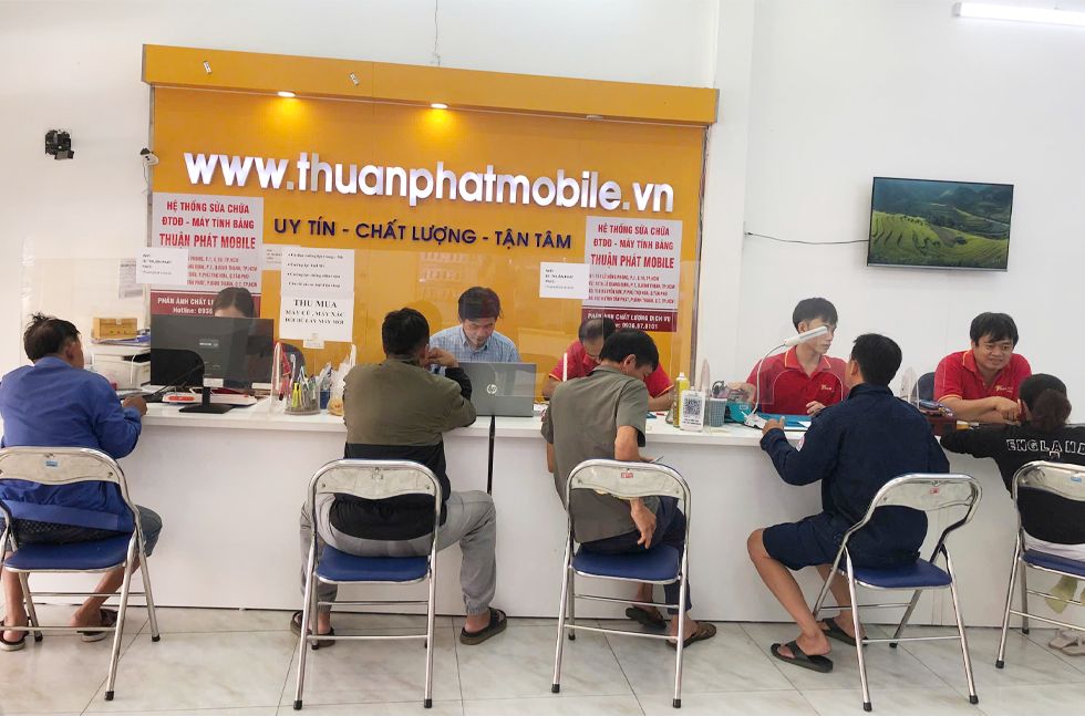 Khách hàng đến Thuận Phát Mobile được tư vấn sửa chữa điện thoại