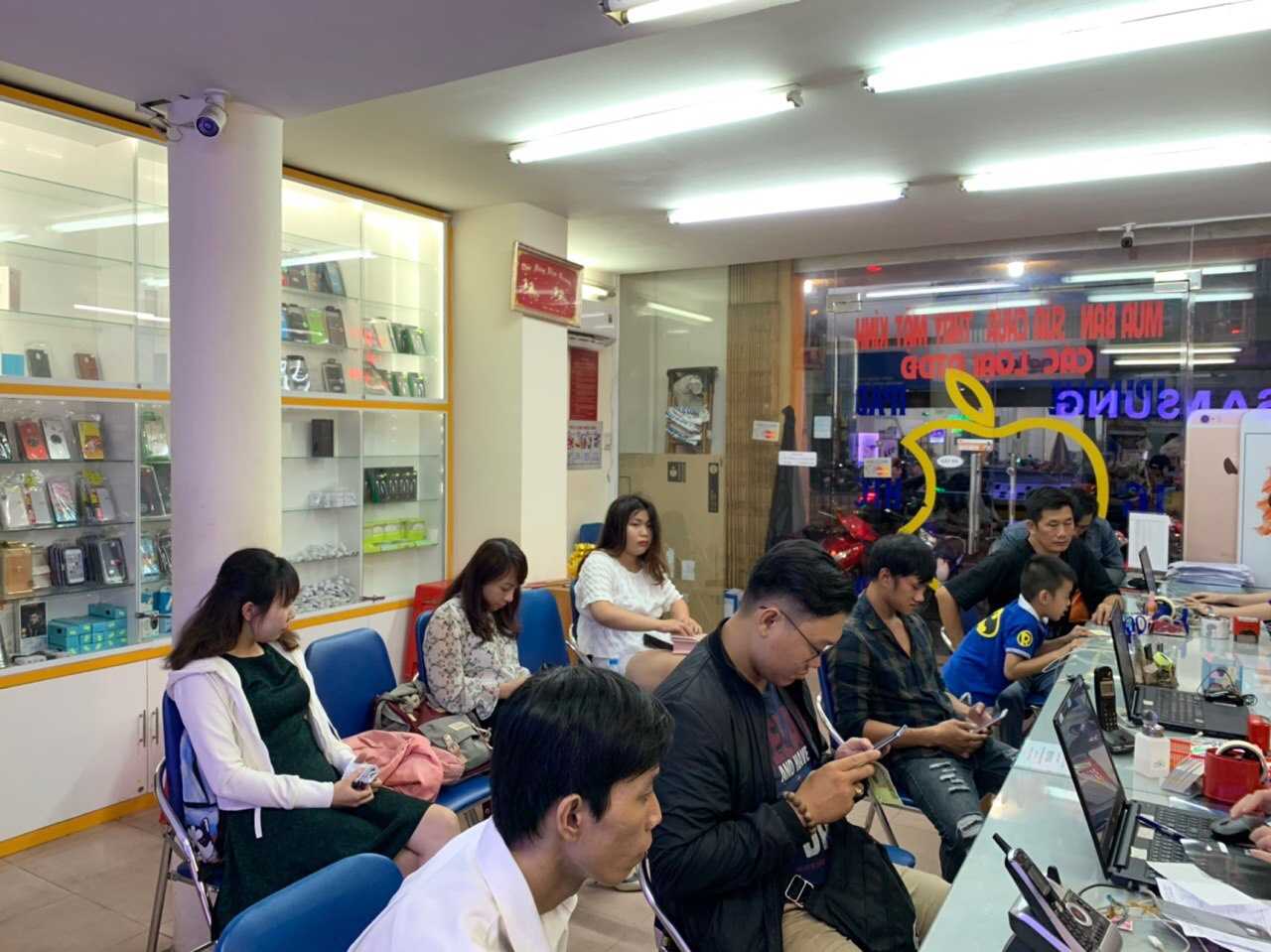 Khách hàng đến Thuận Phát Mobile khắc phục lỗi điện thoại