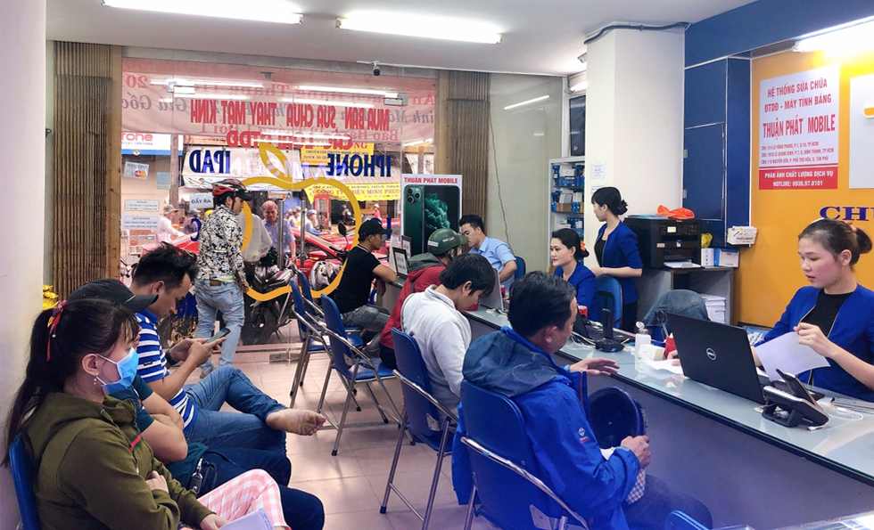 Khách hàng đến Thuận Phát Mobile sửa điện thoại