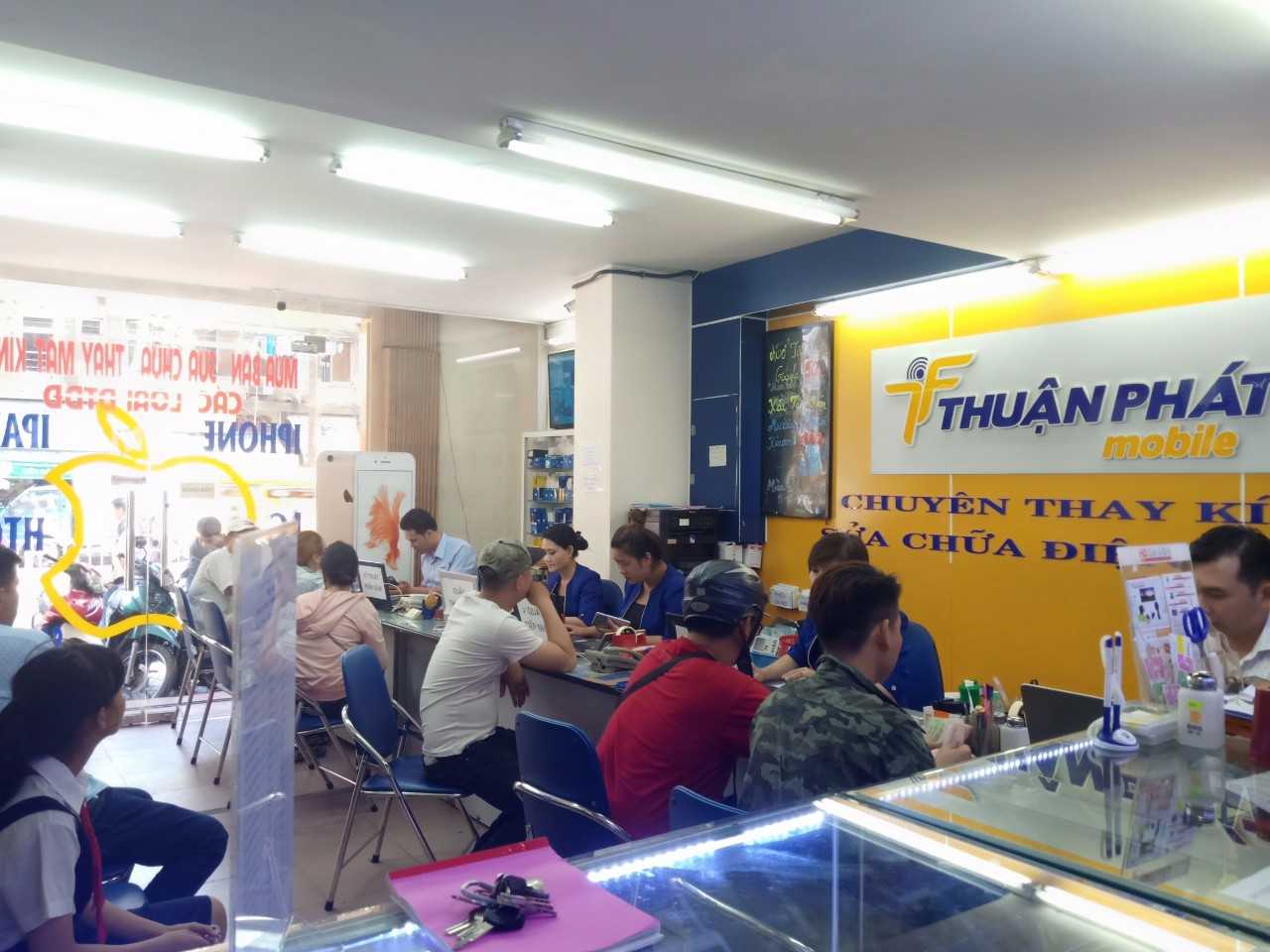 Khách hàng đến trung tâm Thuận Phát Mobile sửa điện thoại