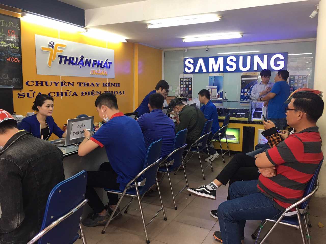 Khách hàng đến trung tâm Thuận Phát Mobile sửa máy
