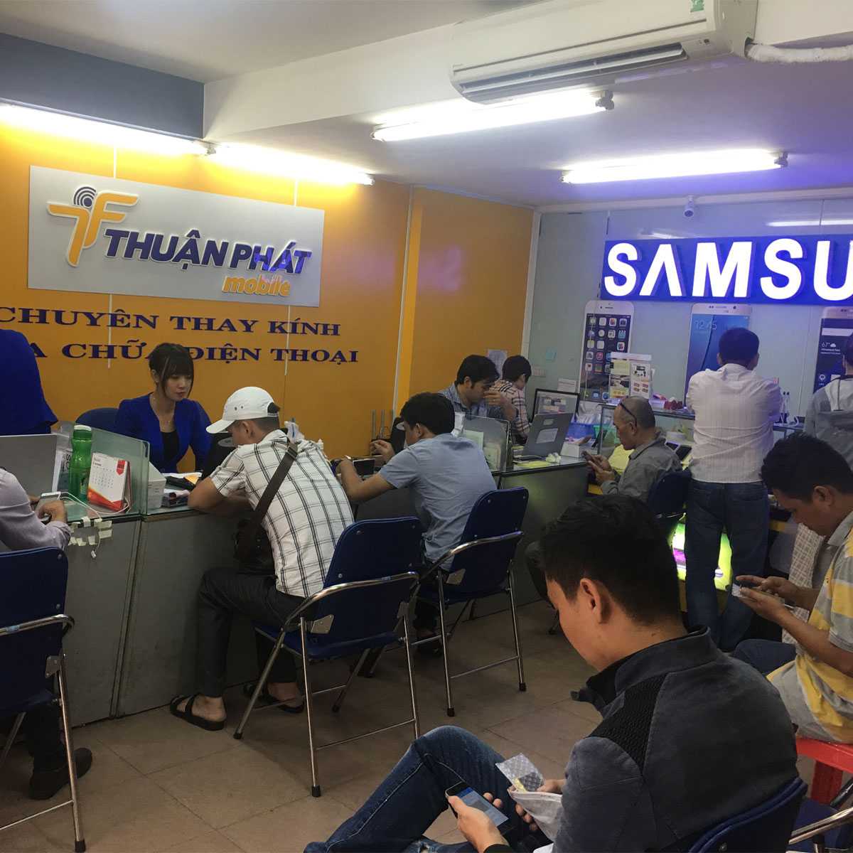 Khách hàng đến với Thuận Phát Mobile