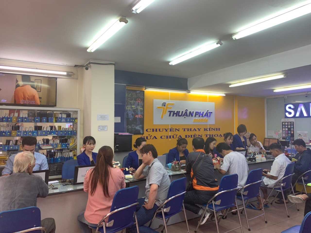 Khách hàng được kiểm tra điện thoại miễn phí tại Thuận Phát Mobile