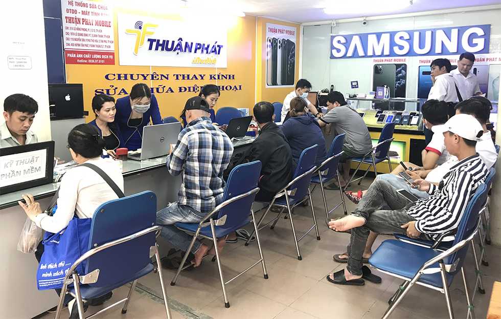 Khách hàng được kiểm tra máy và tư vấn miễn phí tại Thuận Phát Mobile