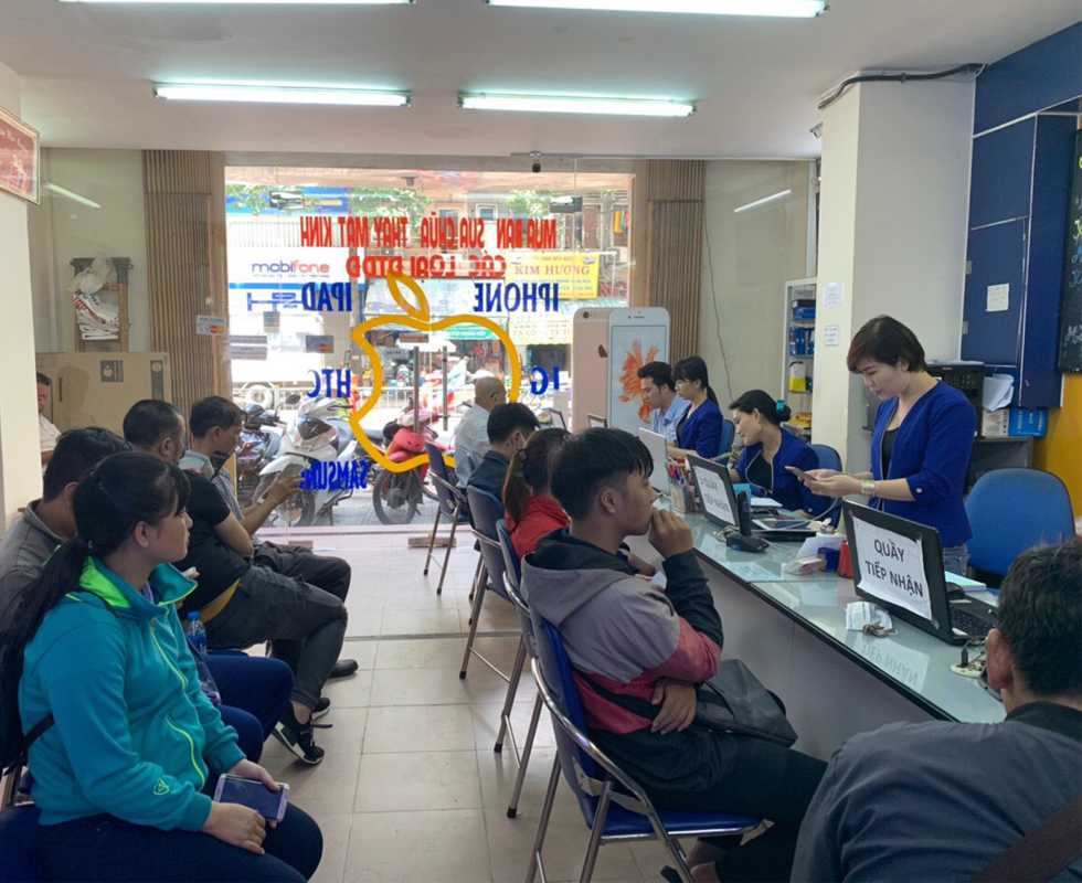 Khách hàng đến trung tâm Thuận Phát Mobile để được kiểm tra máy miễn phí