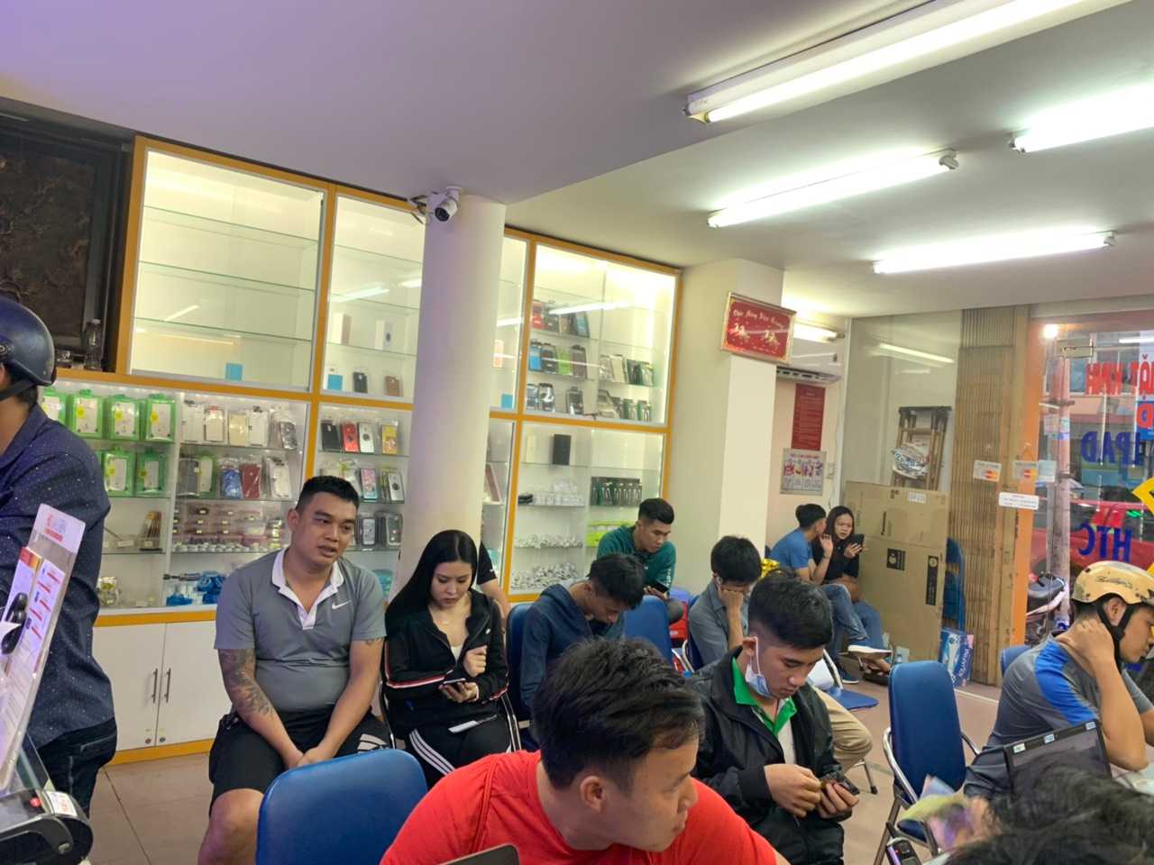 Khách hàng kiểm tra sửa điện thoại tại Thuận Phát Mobile