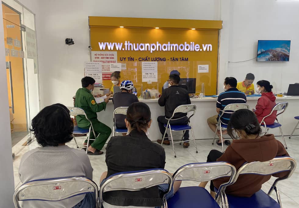 Khách hàng nhận tư vấn và sửa chữa điện thoại tại Thuận Phát Mobile