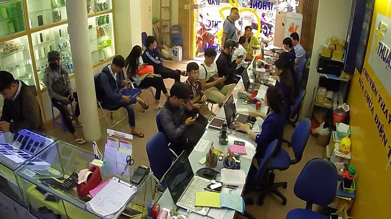 Khách hàng sửa chữa điện thoại tại Thuận Phát Mobile