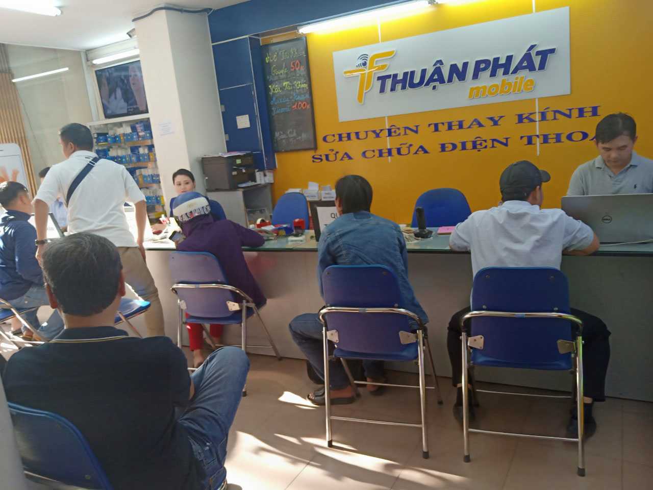 Khách hàng sửa chữa điện thoại ở Thuận Phát Mobile
