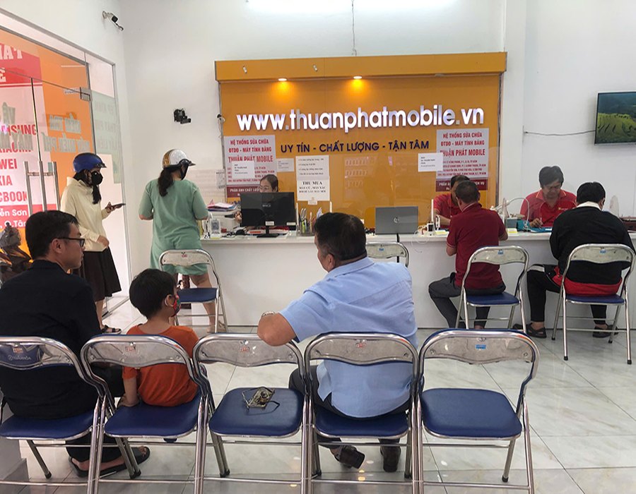 Khách hàng tại Thuận Phát Mobile