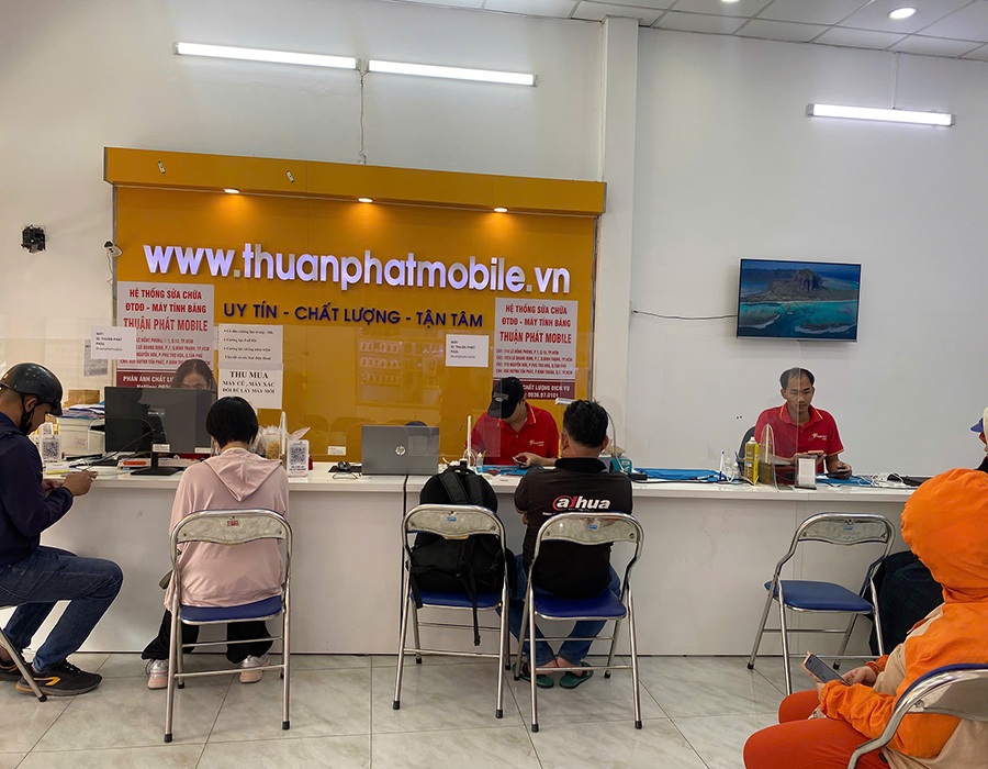 Khách hàng tại chi nhánh 3 Thuận Phát Mobile