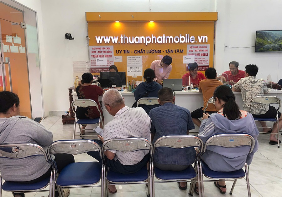 Khách hàng tại Thuận Phát Mobile