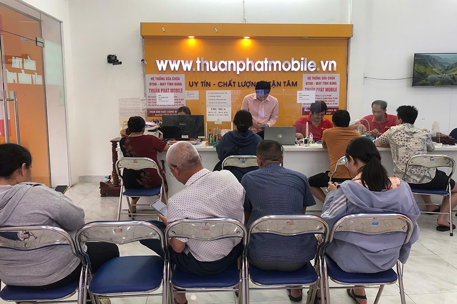 Khách hàng tại Thuận Phát Mobile