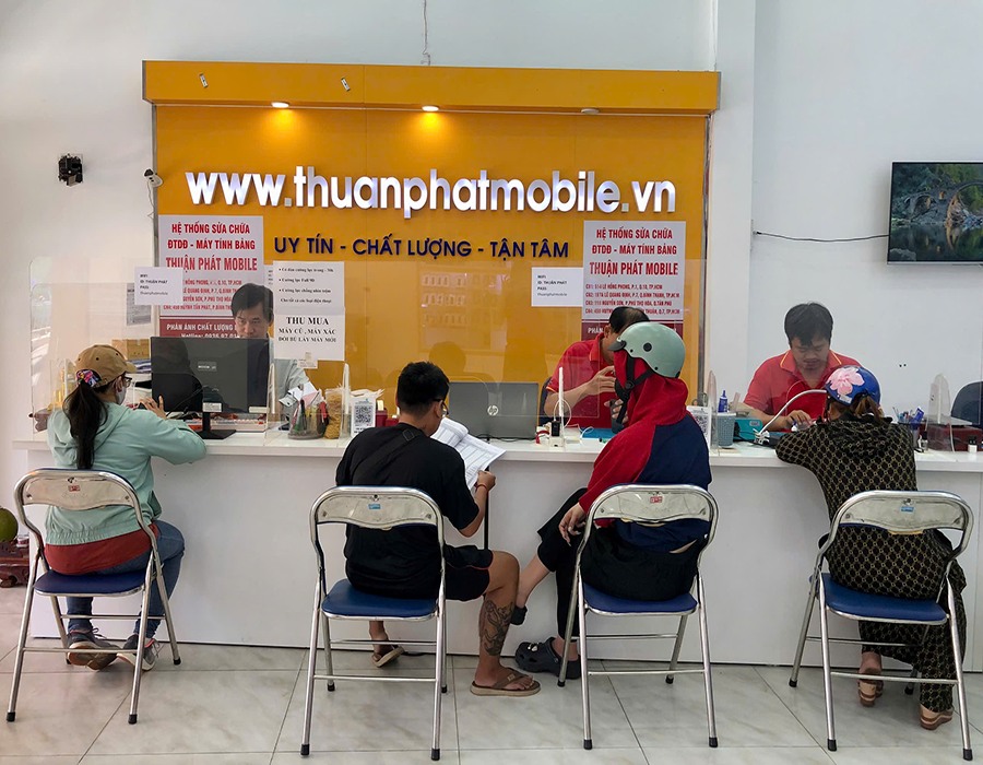 Khách hàng sửa chữa điện thoại tại Thuận Phát Mobile